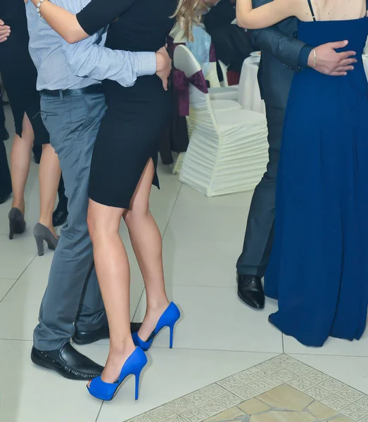 Menschen Tanzen Auf Der Hochzeitsfeier Fokus Auf Beine — Stockfoto