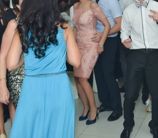 結婚式のパーティーで踊る人たち 足に集中して — ストック写真