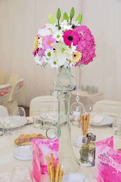 Restaurant Tisch Arrangements Für Hochzeitsempfang — Stockfoto