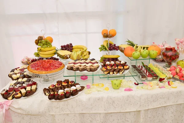 Deliciosos Doces Dispostos Mesa Para Recepção Casamento — Fotografia de Stock