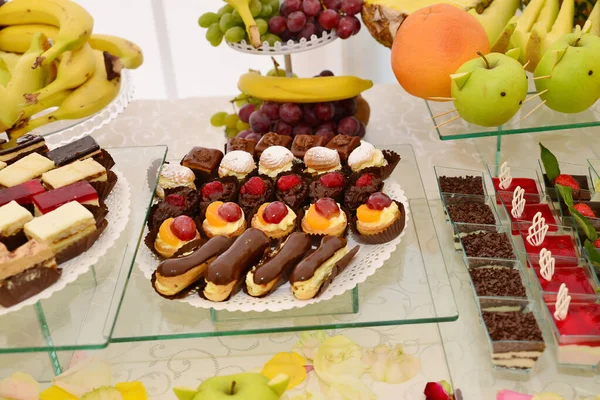 Deliciosos Dulces Dispuestos Mesa Para Recepción Boda —  Fotos de Stock