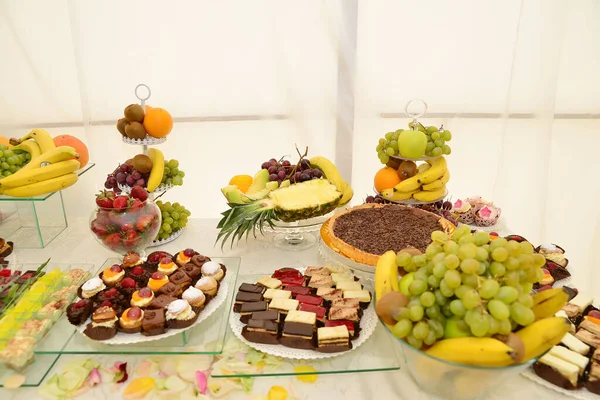 Deliciosos Dulces Dispuestos Mesa Para Recepción Boda —  Fotos de Stock