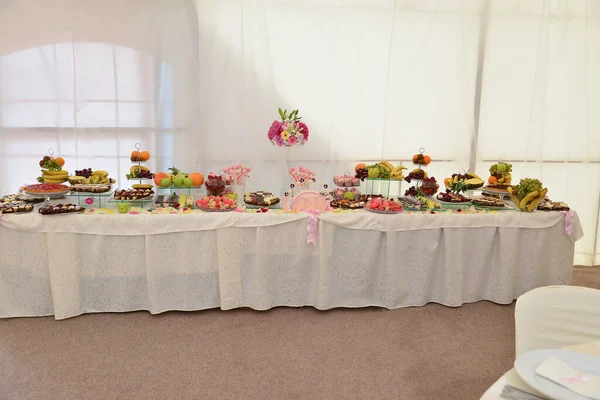 Düğün Resepsiyonu Için Masada Lezzetli Tatlılar — Stok fotoğraf