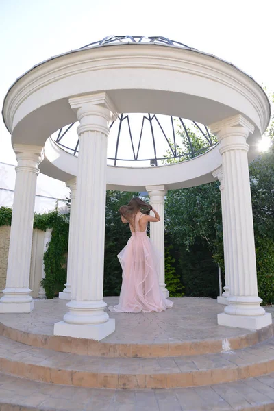 Modelo Con Vestido Largo Rosa Está Teniendo Una Sesión Fotos —  Fotos de Stock