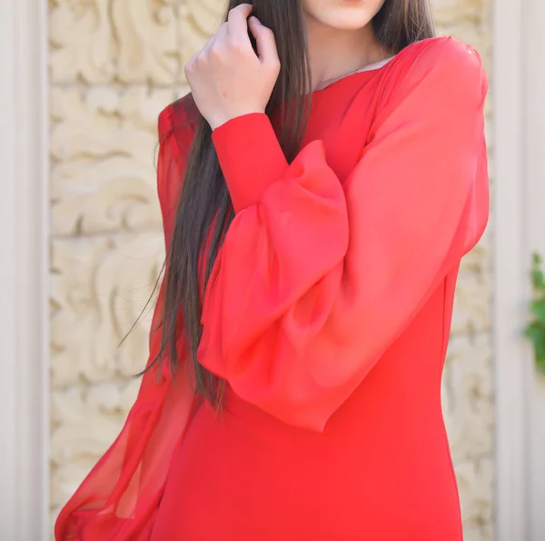 Modelo Vestindo Vestido Longo Vermelho Está Tendo Uma Foto Tiro — Fotografia de Stock