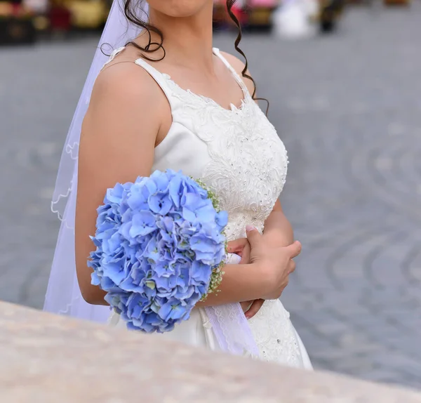 Außenporträt Einer Braut Mit Einem Blauen Blumenstrauß — Stockfoto