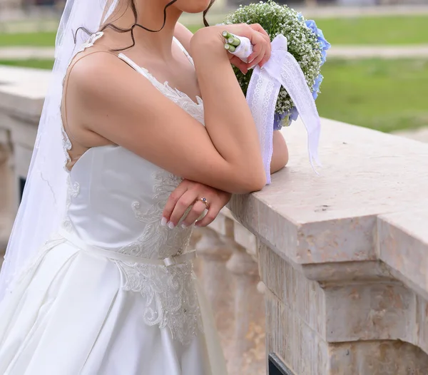 Наружный Портрет Невесты Голубым Цветочным Букетом — стоковое фото