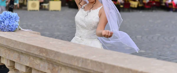 Venkovní Portrét Nevěsty Držící Modrou Kytici — Stock fotografie