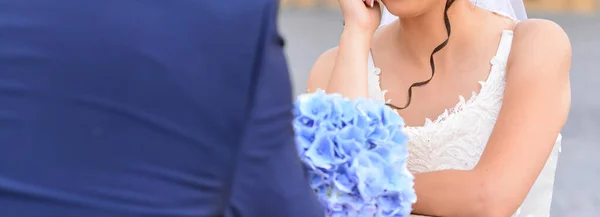 Невеста Жених Вместе Держат Голубой Букет Цветов — стоковое фото