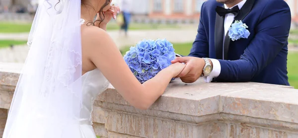 Νύφη Και Γαμπρός Μαζί Κρατώντας Ένα Μπλε Μπουκέτο Λουλουδιών — Φωτογραφία Αρχείου