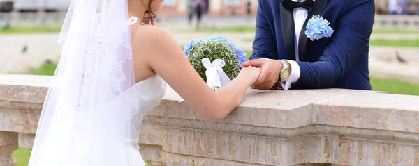 Bruid Bruidegom Samen Met Een Blauw Bloemboeket — Stockfoto