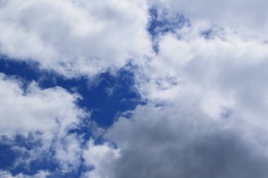 Yağmurlu bir günde bulut oluşumları