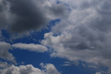 Yağmurlu bir günde bulut oluşumları