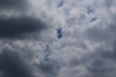 Yağmurlu bir günde bulut oluşumları