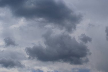 Yağmurlu bir günde bulut oluşumları