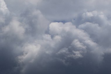 Yağmurlu bir günde bulut oluşumları