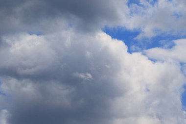 Yağmurlu bir günde bulut oluşumları