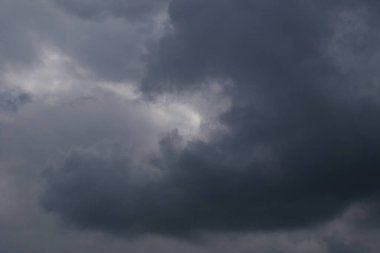 Yağmurlu bir günde bulut oluşumları