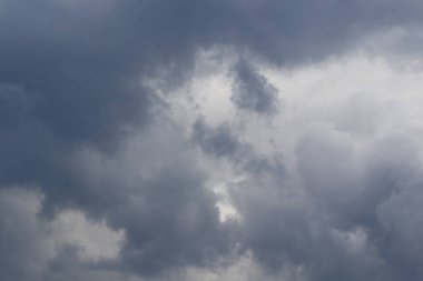 Yağmurlu bir günde bulut oluşumları