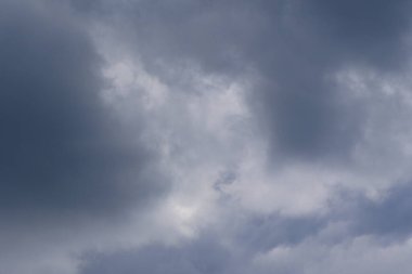 Yağmurlu bir günde bulut oluşumları