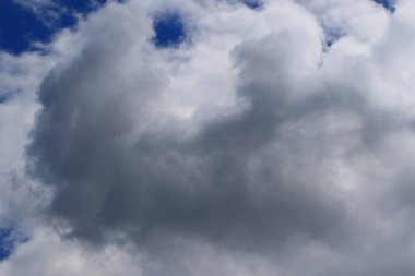 Yağmurlu bir günde bulut oluşumları