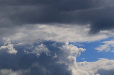 Yağmurlu bir günde bulut oluşumları