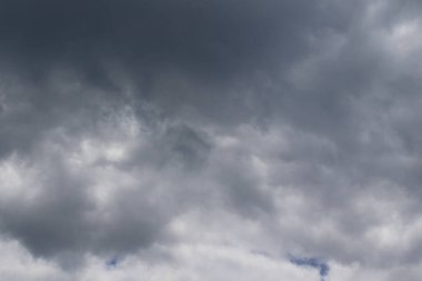 Yağmurlu bir günde bulut oluşumları