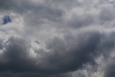 Yağmurlu bir günde bulut oluşumları