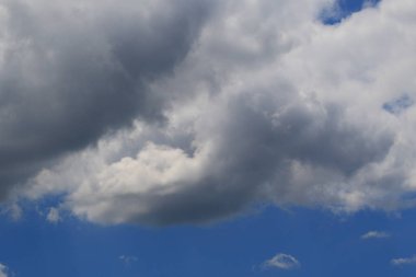 Yağmurlu bir günde bulut oluşumları