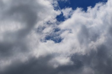 Yağmurlu bir günde bulut oluşumları