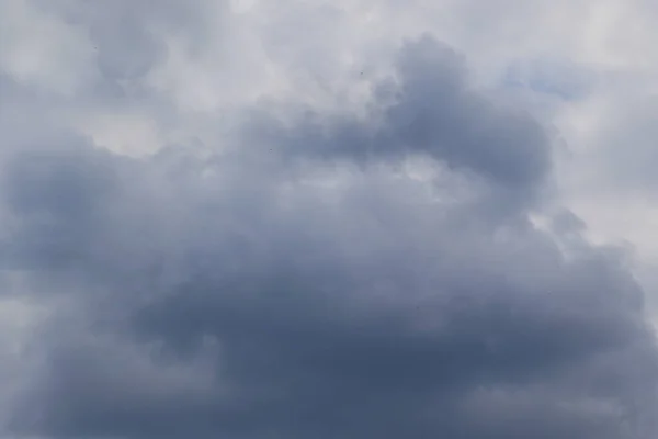 雨の日に雲が形成され — ストック写真