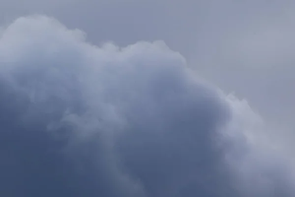 雨の日に雲が形成され — ストック写真