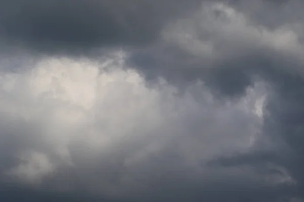 雨の日に雲が形成され — ストック写真
