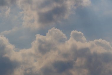 Yağmurlu bir günde bulut oluşumları