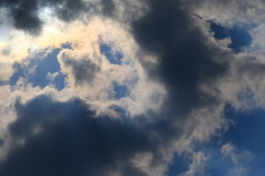 Yağmurlu bir günde bulut oluşumları