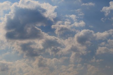 Yağmurlu bir günde bulut oluşumları