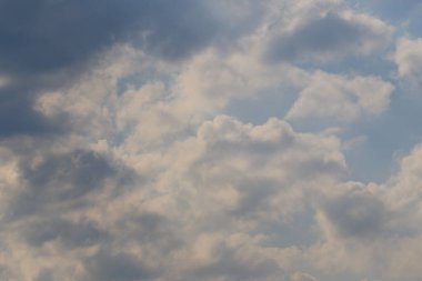 Yağmurlu bir günde bulut oluşumları