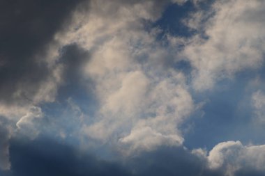 Yağmurlu bir günde bulut oluşumları