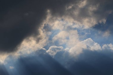 Yağmurlu bir günde bulut oluşumları