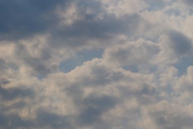 Yağmurlu bir günde bulut oluşumları