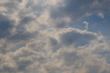 Yağmurlu bir günde bulut oluşumları