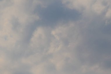 Yağmurlu bir günde bulut oluşumları