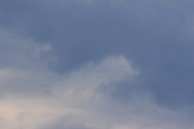 Yağmurlu bir günde bulut oluşumları