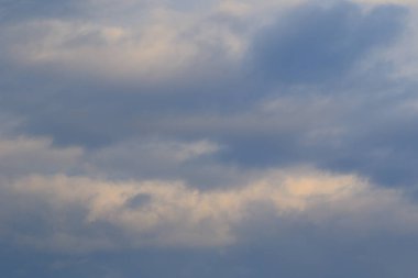 Yağmurlu bir günde bulut oluşumları