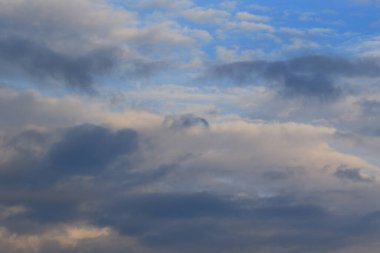 Yağmurlu bir günde bulut oluşumları