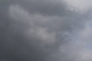 Yağmurlu bir günde bulut oluşumları