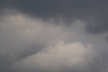 Yağmurlu bir günde bulut oluşumları