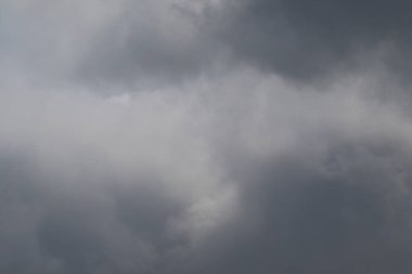 Yağmurlu bir günde bulut oluşumları