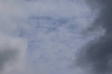 Yağmurlu bir günde bulut oluşumları