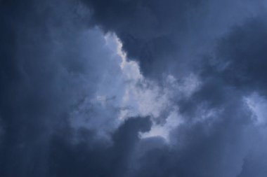 Yağmurlu bir günde bulut oluşumları